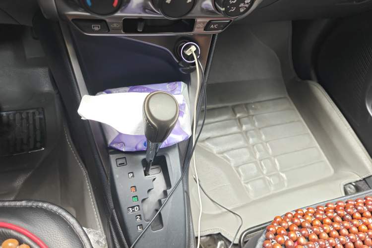 Used Toyota YARiS L Zhi Xuan 2015 1.5E Automatic Charm Edition Gear Lever