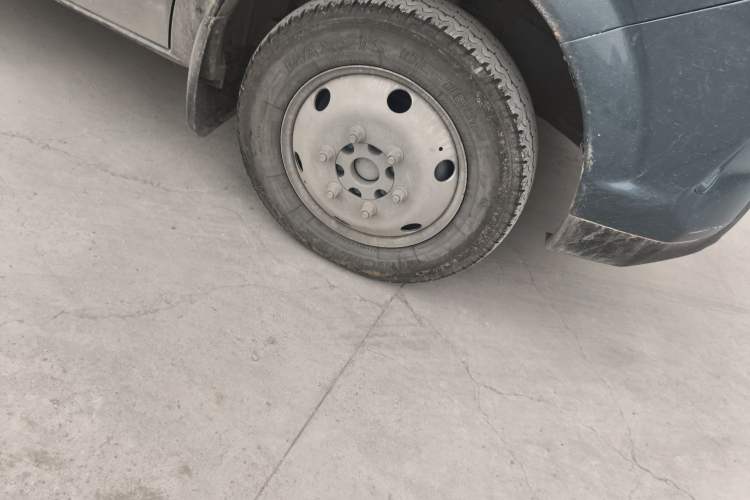 Used Dongfeng Yufeng 2023 V9+ 2.3T Manual Rear-Drive Dual Rear Tires Long Wheelbase High-Roof 3-Seater Cargo Van Right Front Wheel Hub