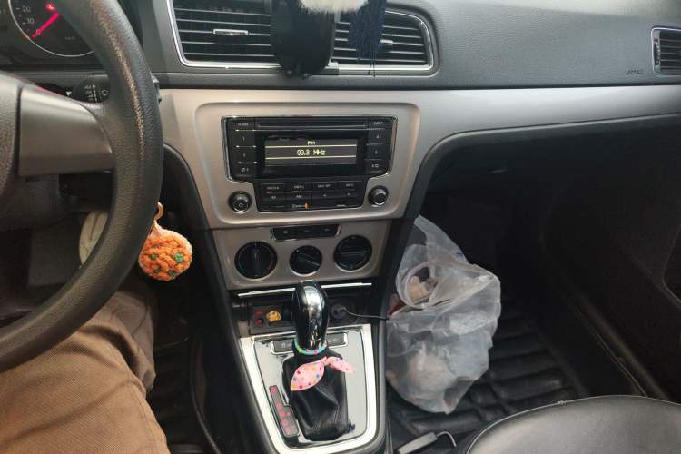 Used Volkswagen Gran Lavida 2013 1.6L Automatic Comfort Model Audio And AC Panel