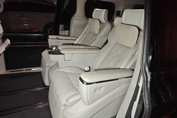 Used Volvo EM90 2025 Ultra Six-Seater Left Rear Seat