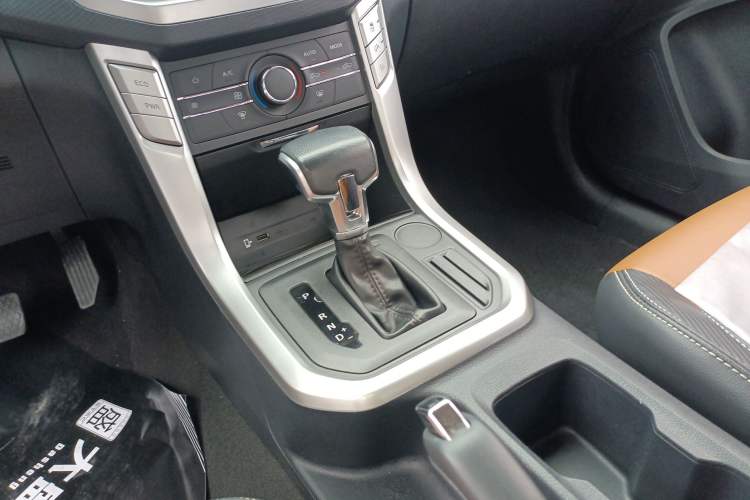 Used SAIC MAXUS T70 2021 2.0T Diesel Automatic Two-Wheel Drive Elite Version with Long Bed and High Ground Clearance