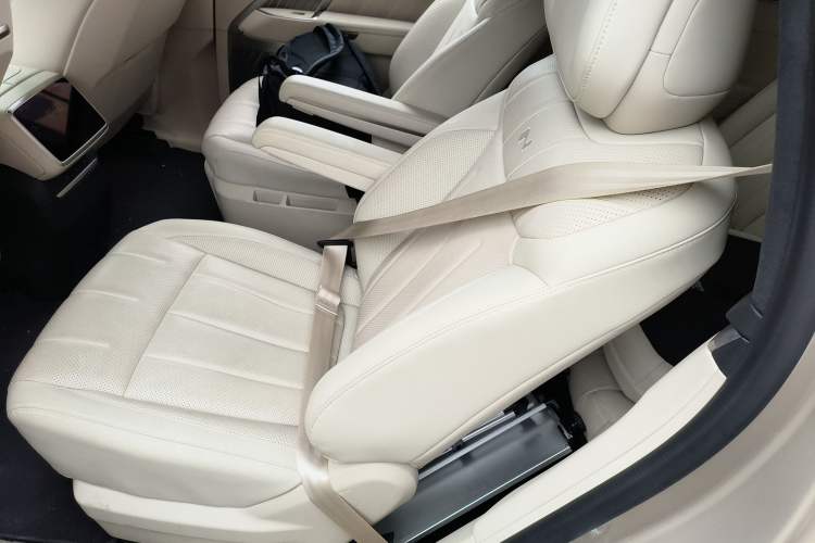 Used ONVO Luxeed L90 2025 Model—Ultra Six-Seater Version