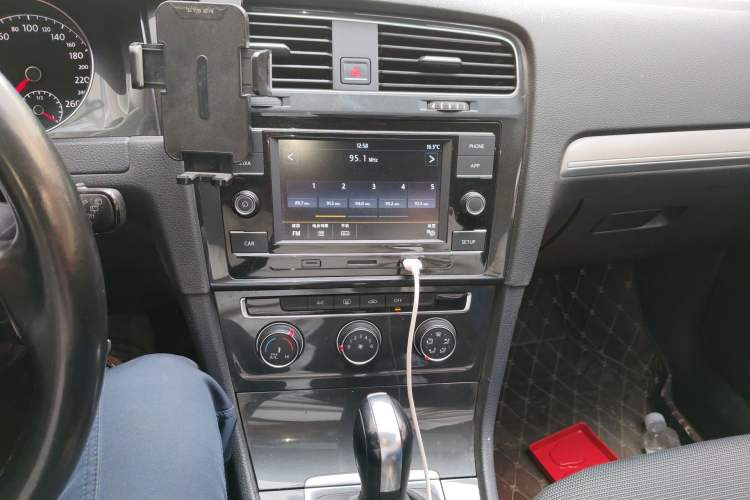 Used Volkswagen Golf 2018 1.6L Automatic Comfort Model Audio And AC Panel