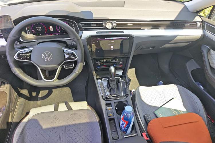 Used Volkswagen Magotan 2025 Revised Version Zhongxiang Edition 330TSI DSG Luxury Trim Center Console