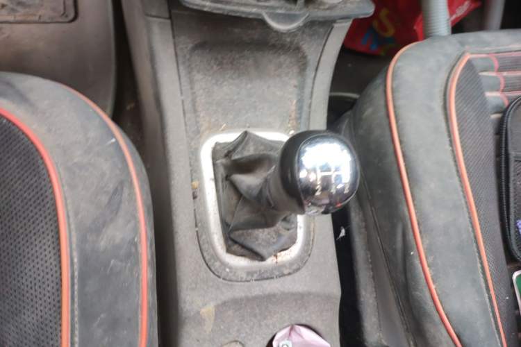 Used Dongfeng Shuaike 2013 Revised Version 1.5L Manual Comfort Trim 7 Seats China IV Standard Gear Lever