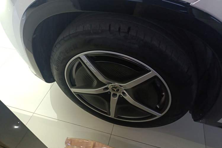 Used Mercedes-Benz EQS SUV 2023 450 4MATIC Pioneer Edition Left Front Wheel Hub