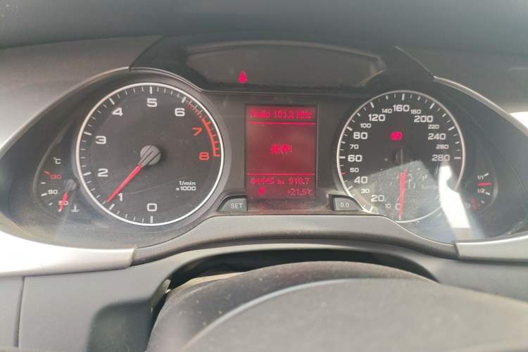 Used Audi A4L 2012 2.0 TFSI automatic standard version Odometer Close Up