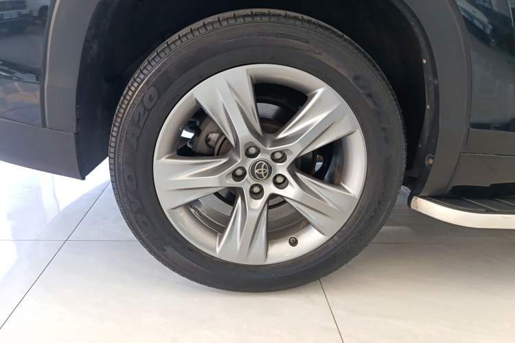 Used Toyota Highlander 2018 2.0T Four-Wheel Drive Luxury Version 7 Seats China VI Standard Right Rear Wheel Hub