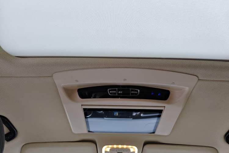 Used Mercedes-Benz V-Class 2021 V 260 Avantgarde Edition Headliner