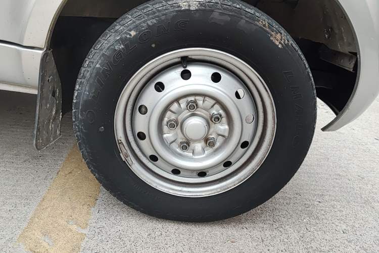 Used Wuling Rongguang S 2023 1.5L Base Version 5/7 Seats Right Front Wheel Hub