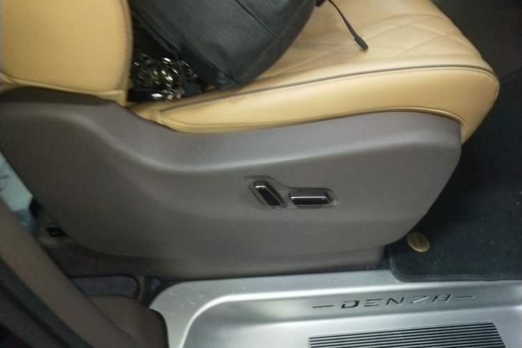 Used Denza D9 2022 DM-i 970 Four-Wheel Drive Flagship Model Right Front Seat