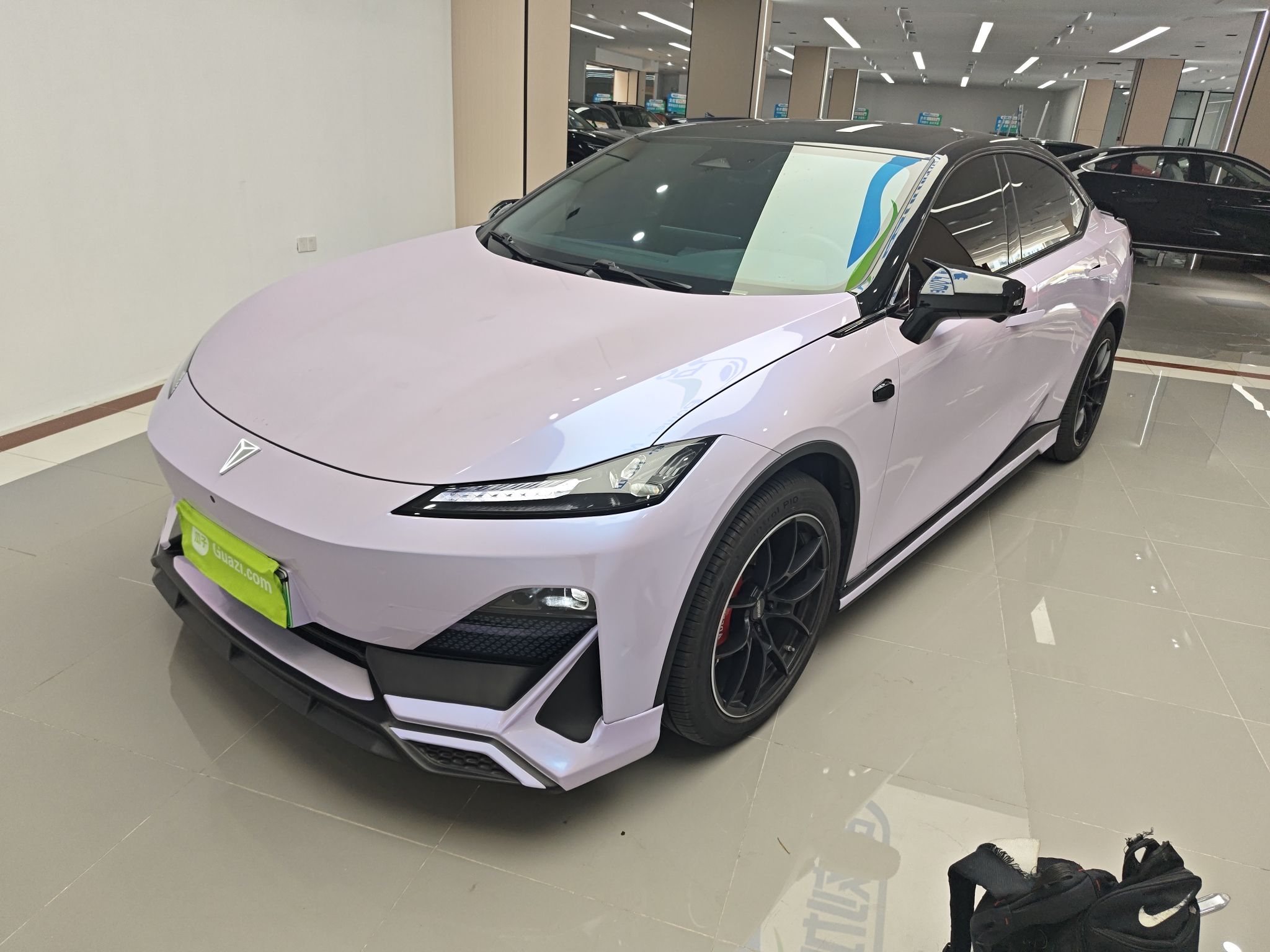 Под передней частью автомобиля