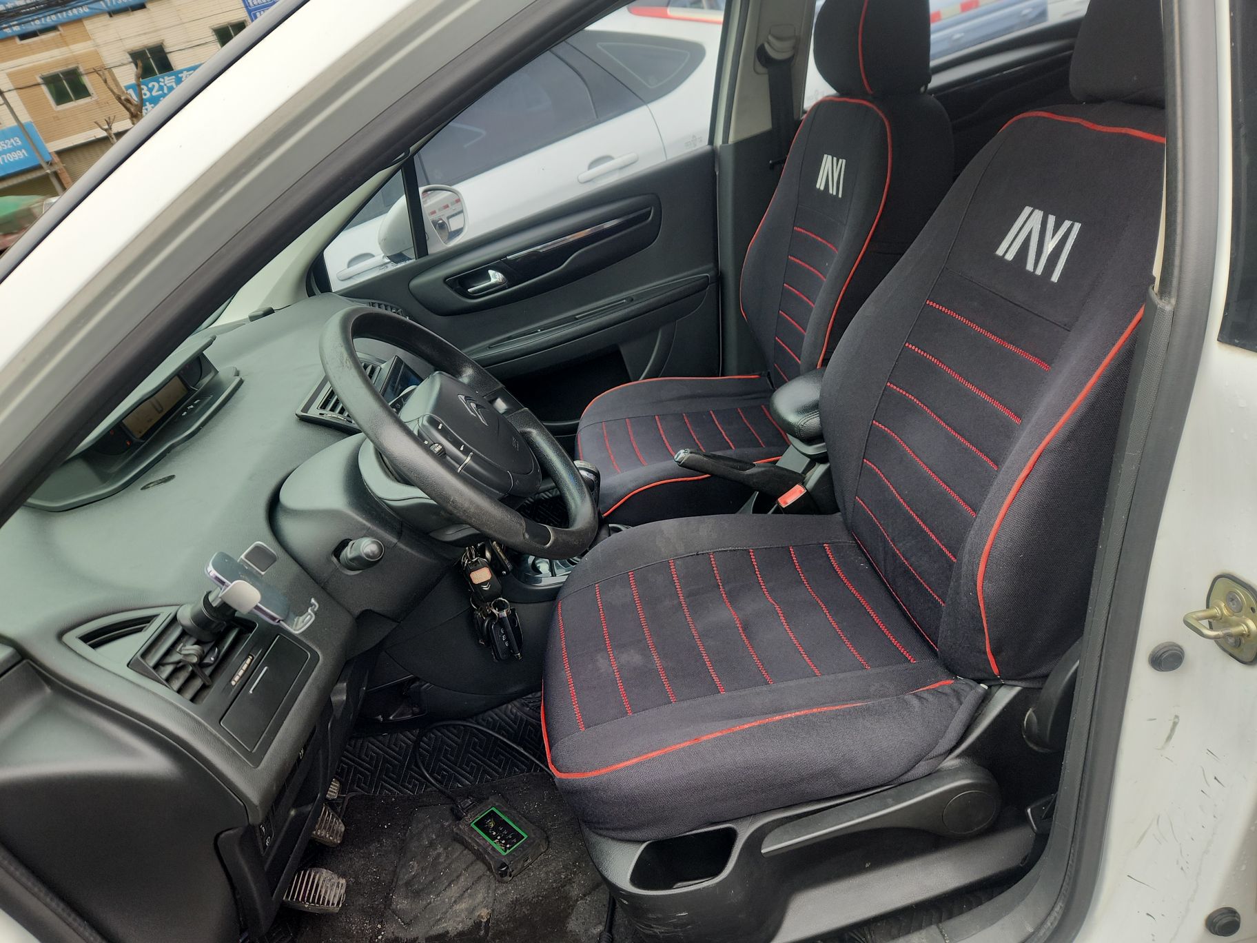 المقاعد الأمامية داخل السيارة