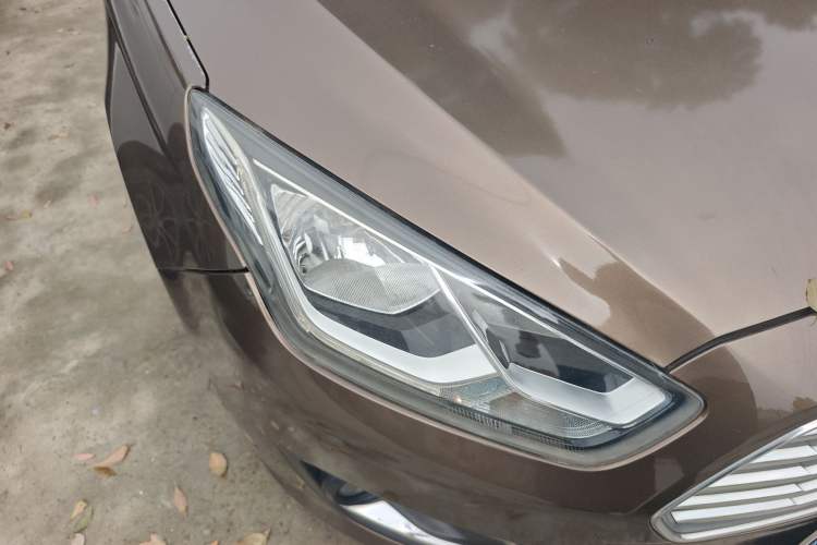 Used Ford Escort 2015 1.5L Automatic Fashion Model Right Front Headlight