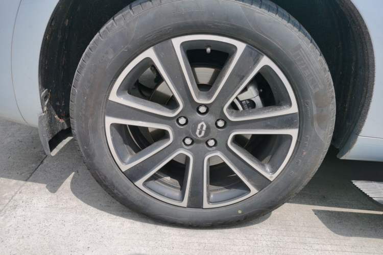 Used Hima AITO M7 2024 1.5T Intelligent Driving 4WD Ultra Version 6 Seats Right Rear Wheel Hub