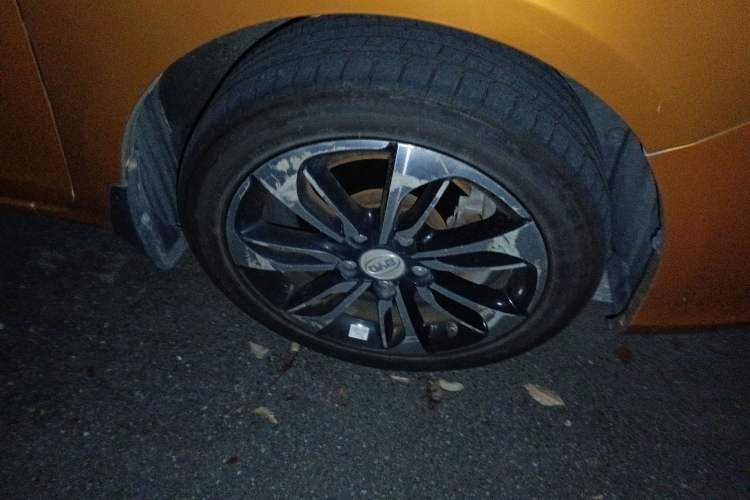 Used BYD Qin New Energy 2015 1.5T Dual-Crown Flagship Plus Edition Right Front Wheel Hub