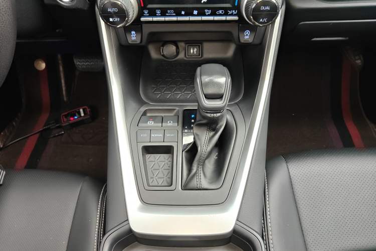 Used Toyota RAV4 2022 2.0L CVT Two-Wheel Drive Fashion Edition Gear Lever