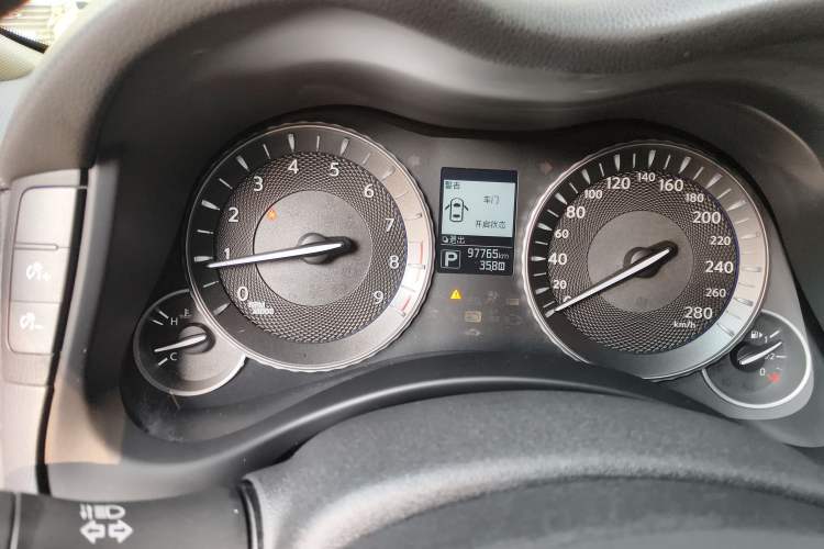 Used Infiniti Q70 2017 Q70L 2.5L Elite Edition Odometer Close Up