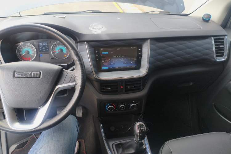 Used Jinbei Gold Hiace 2021 1.5L Passenger Van Travel Lion 6-Seater Center Console