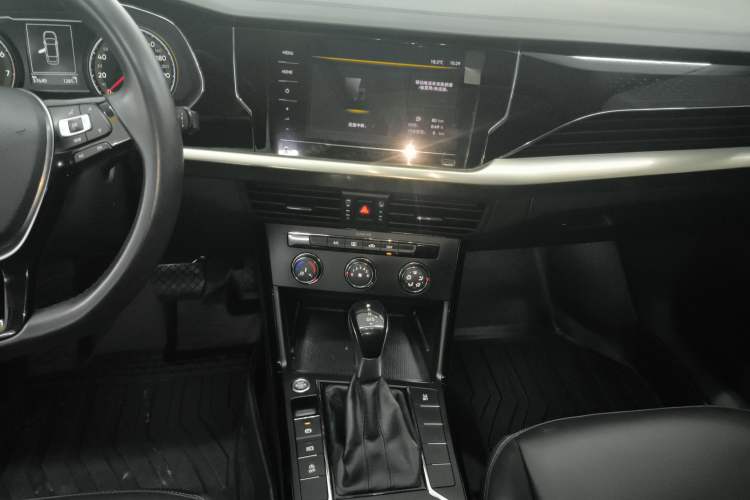 Used Volkswagen Passat 2020 Revised Version 280TSI Business Edition China VI Standard Audio And AC Panel