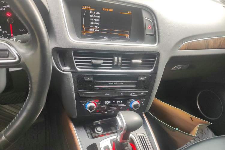 Used Audi Q5 2015 40 TFSI Technology Edition Audio And AC Panel