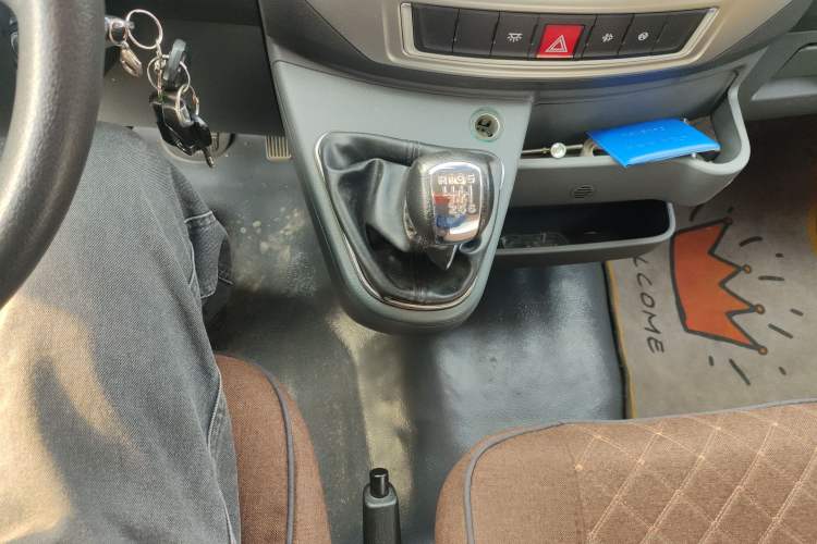 Used Dongfeng Yufeng 2021 2.0T Rear-Drive Logistics Vehicle Short Wheelbase Mid-Roof 5-9 Seaters China VI Standard D20