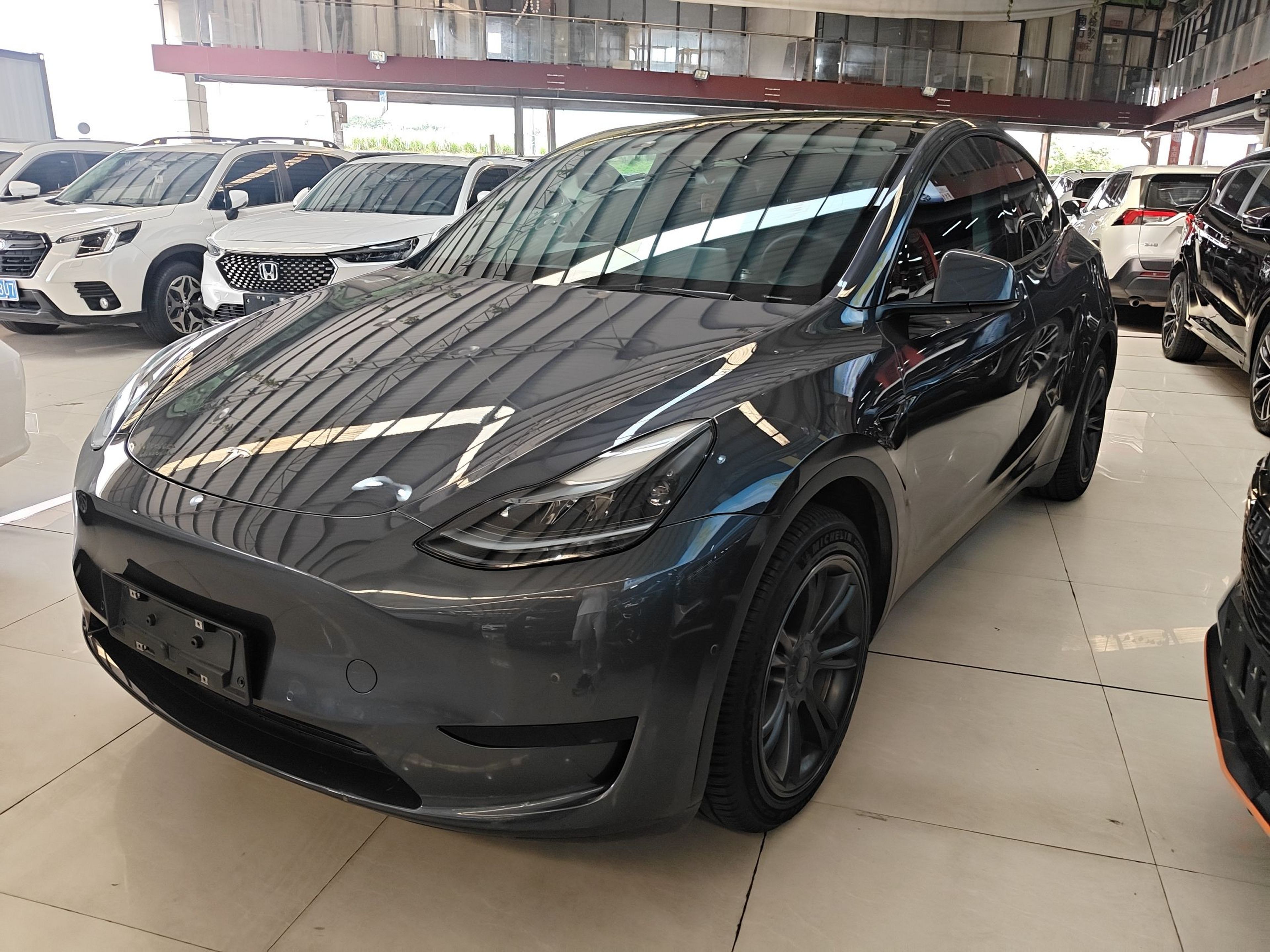 Под передней частью автомобиля