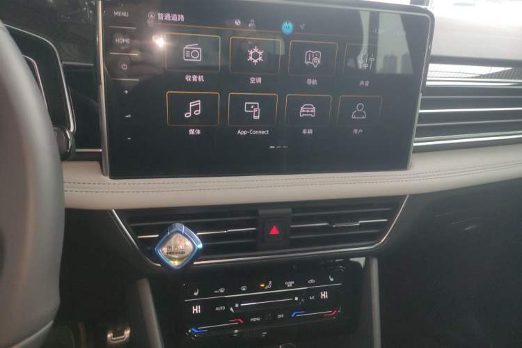 Used Volkswagen Tiguan L 2024 Outstanding Model 330TSI Automatic Two-Wheel Drive R-Line Dragon Glory Edition
