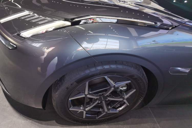 Used Lynk & Co Z10 2025 95 kWh 766 km Range Rear-Wheel Drive Max
