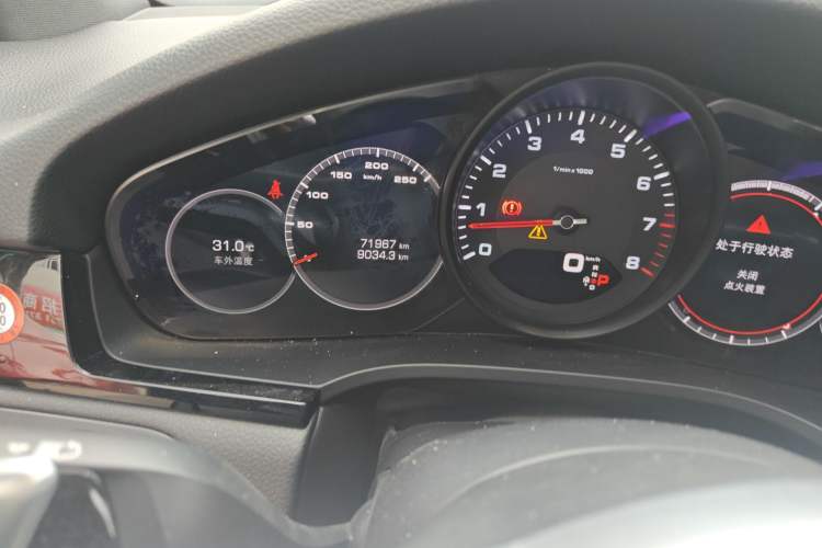 Used Porsche Cayenne 2019 Cayenne 3.0T Odometer Close Up