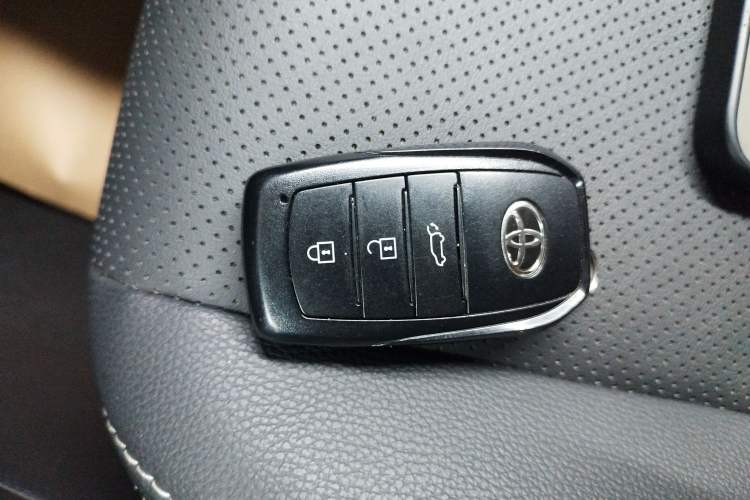 Used Toyota FRONTLANDER 2022 2.0L CVT Luxury PLUS Edition Vehicle Key