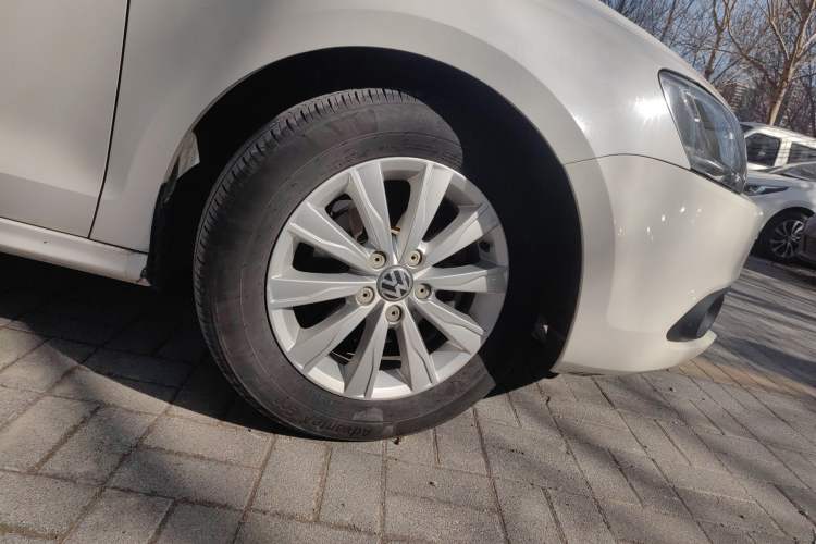 Used Volkswagen Sagitar 2014 1.6L Automatic Comfort Model Right Front Wheel Hub