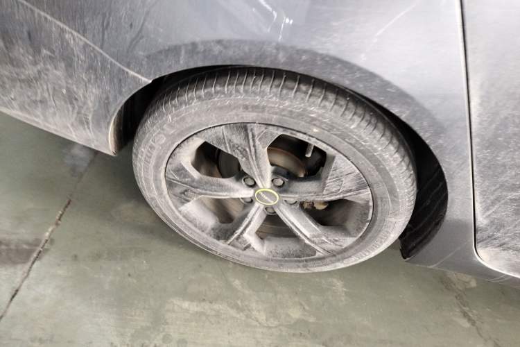 Used Roewe i6 MAX 2020 300TGI Automatic Cool & Stylish Skyroof Edition Right Rear Wheel Hub