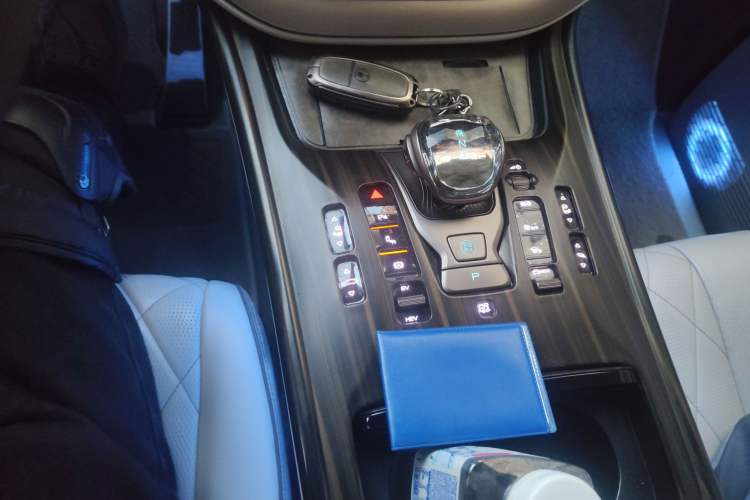 Used Denza D9 2022 DM-i 970 Four-Wheel Drive Prestige Model
