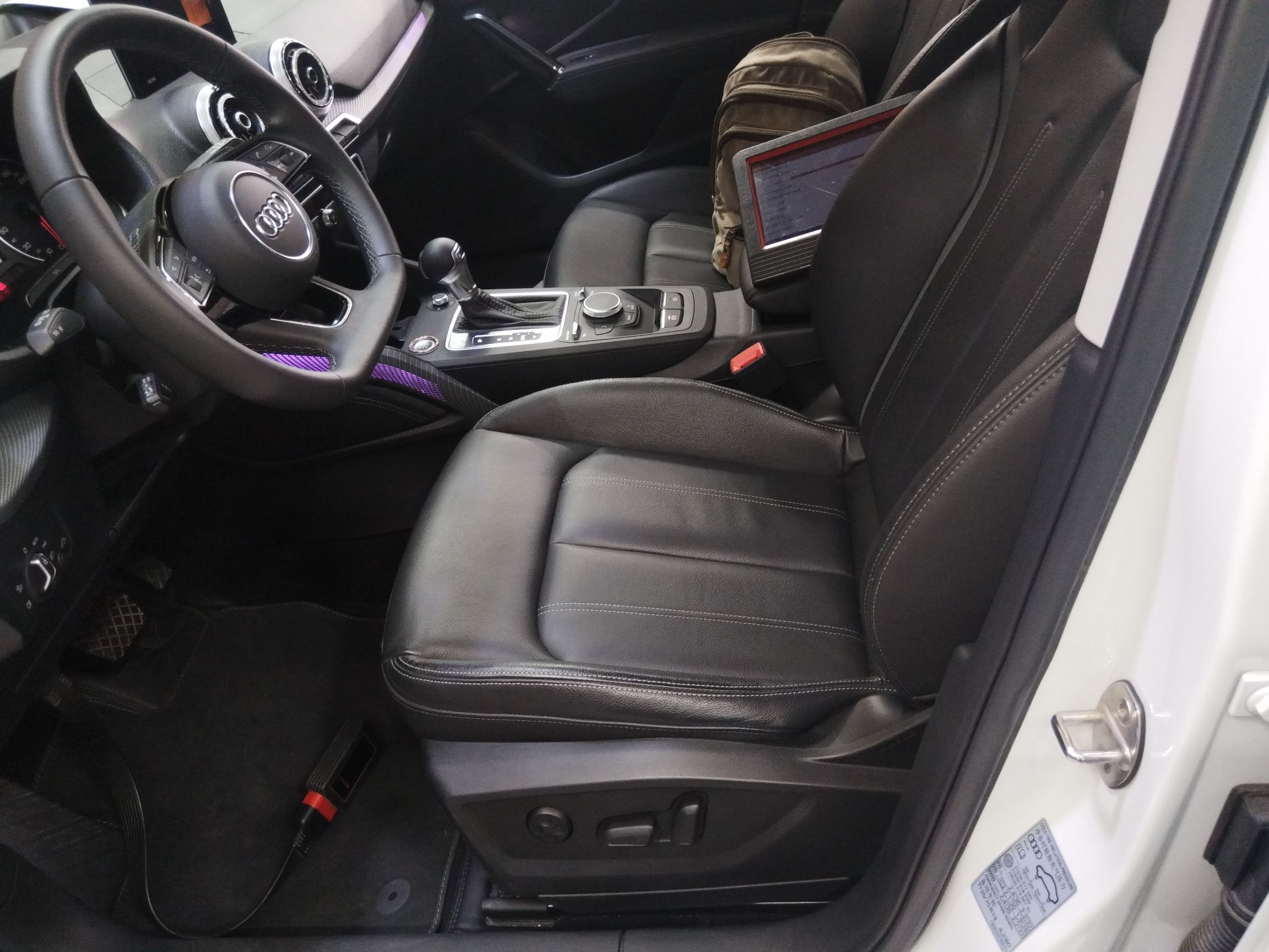 المقاعد الأمامية داخل السيارة