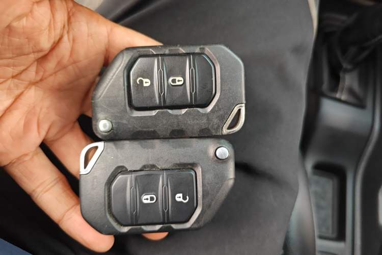 Used Jeep Wrangler 2019 2.0T Sahara Four-Door Version China VI Emission Standard Vehicle Key