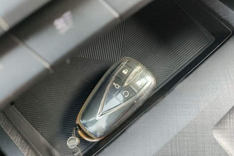 Used Changan UNI-V iDD 2024 Blue Whale Smart Electric iDD 136km ZhiKu Model
