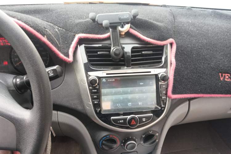 Used Hyundai Verna (older generation) 2014 1.4L Manual Smart GLS Trim