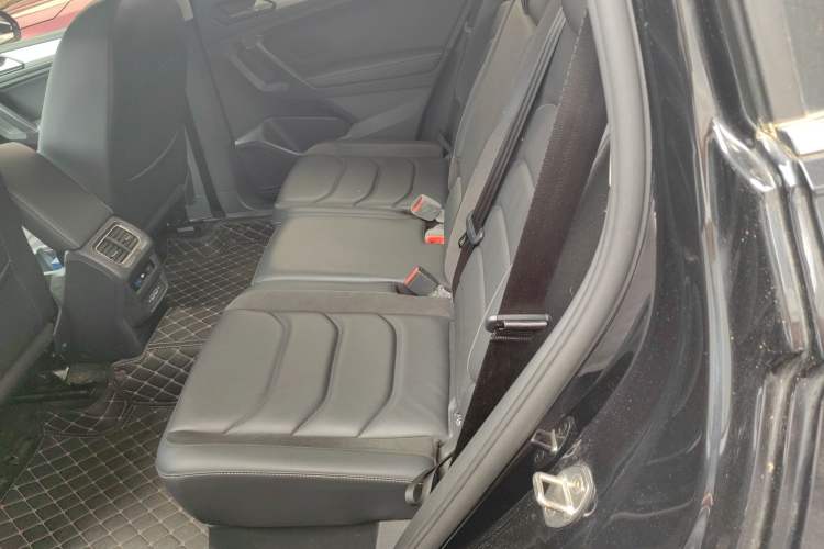 Used Volkswagen Tiguan L 2019 Revised Version 330TSI Automatic Two-Wheel Drive Panoramic Comfort Edition China V Standard Left Rear Seat