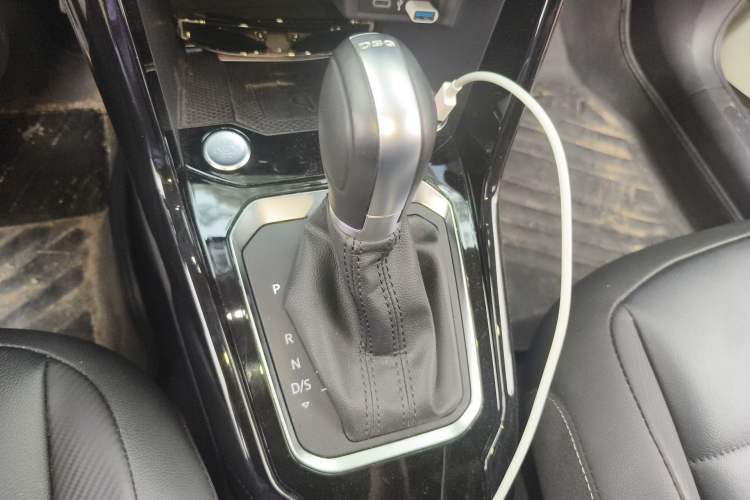 Used Volkswagen T-ROC 2022 280TSI DSG Two-Wheel Drive Comfort PLUS Gear Lever