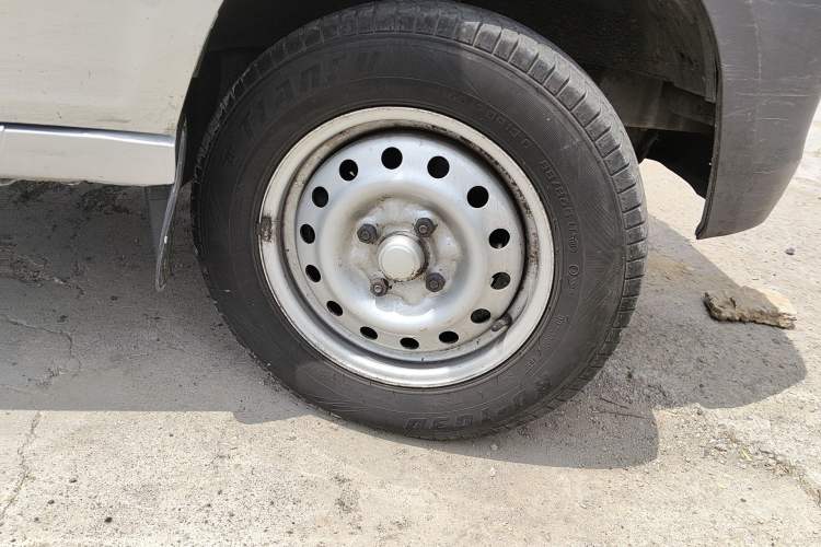 Used Wuling Zhiguang 2020 1.2L Practical Model China VI LSI Right Front Wheel Hub