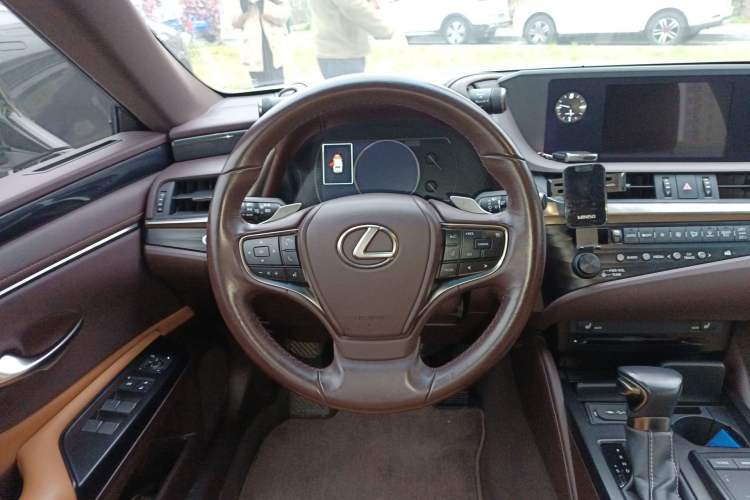 Used Lexus ES 2018 300h Premier Edition China VI Standard