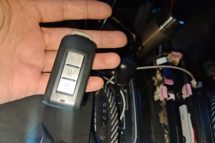 Used Mitsubishi Outlander 2019 2.4L 4x4 Zhi Xiang Edition 7 Seats China VI Standard Vehicle Key