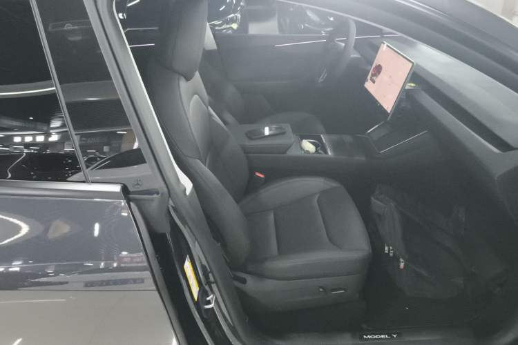 Used Tesla Model Y 2025 Long-Range All-Wheel-Drive Version
