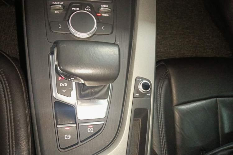 Used Audi A4L 2018 30th Anniversary Edition 40 TFSI Trendy Model Gear Lever