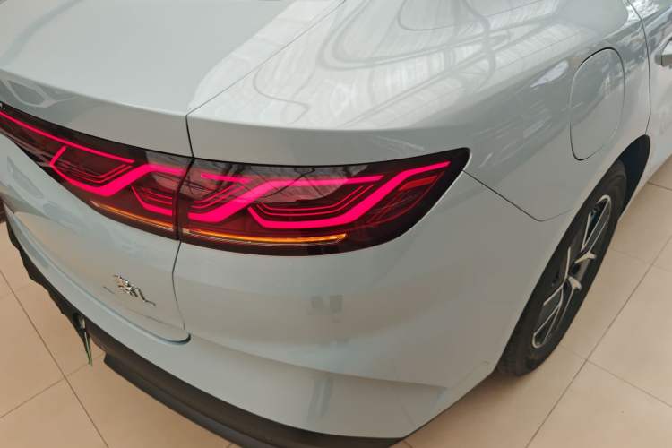 Used BYD Qin L 2024 DM-i 120KM Leading Model Right Rear Taillight