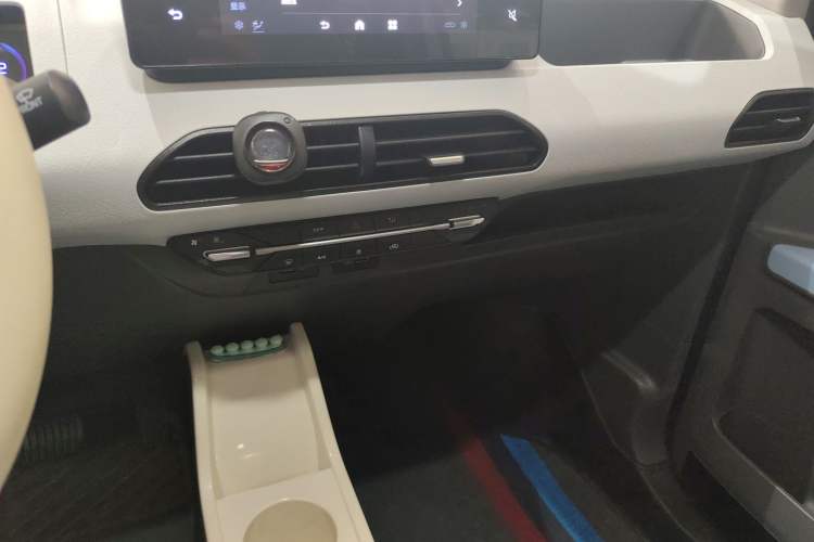 Used Geely Galaxy Panda 2023 Panda Mini 200km Endurance Bear Audio And AC Panel