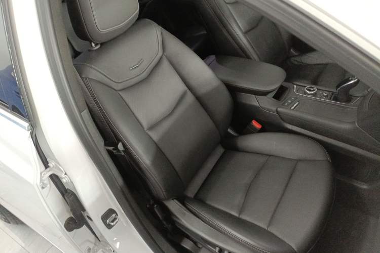 Used Cadillac XT5 2020 28T Luxury Version Right Front Seat