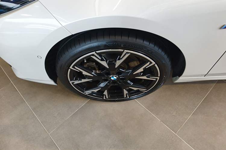 Used BMW 2 Series 2025 225L M Sport Night Edition Package Left Front Wheel Hub