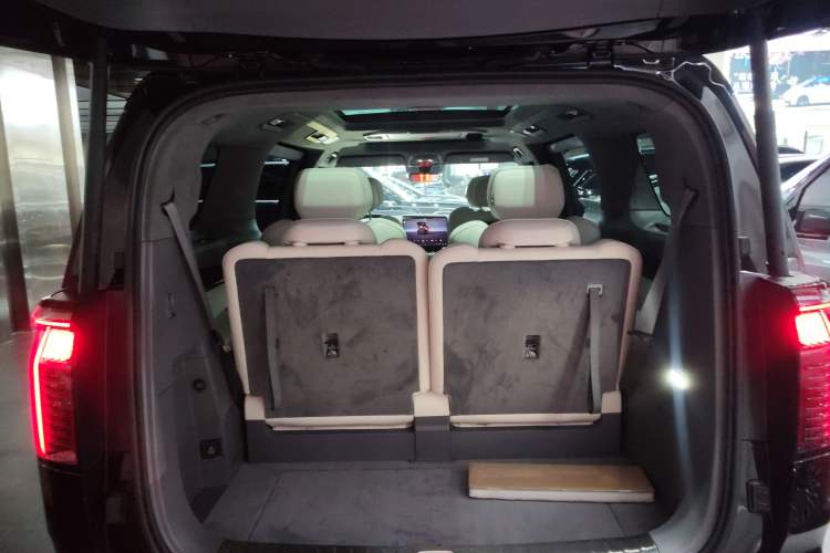 Used Zeekr 009 2024 Six-Seat Executive Version 4WD 108 kWh Trunk